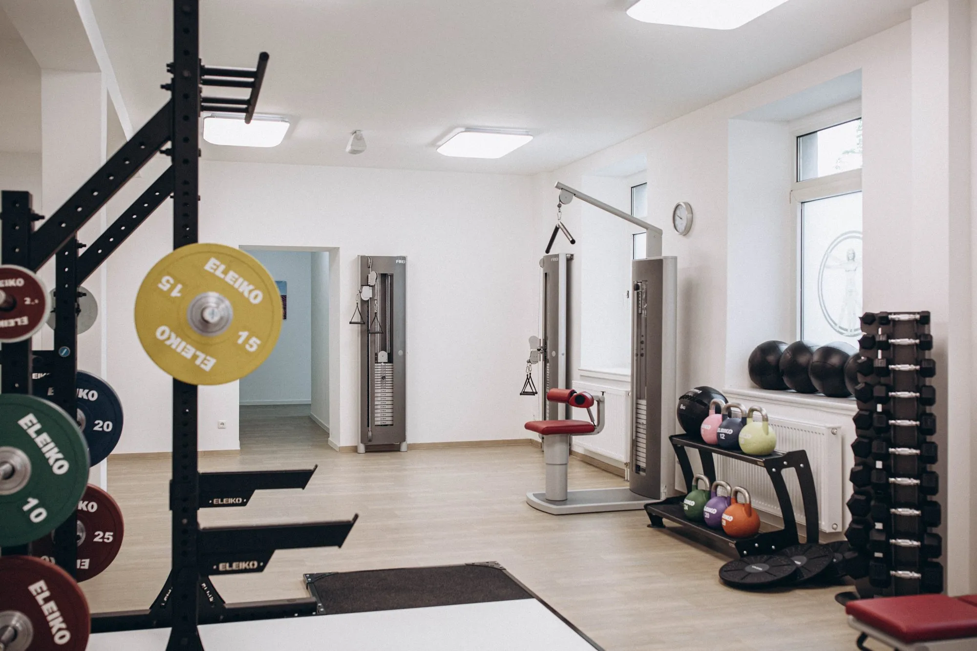 Trainingsbereich mit Hantelstation
