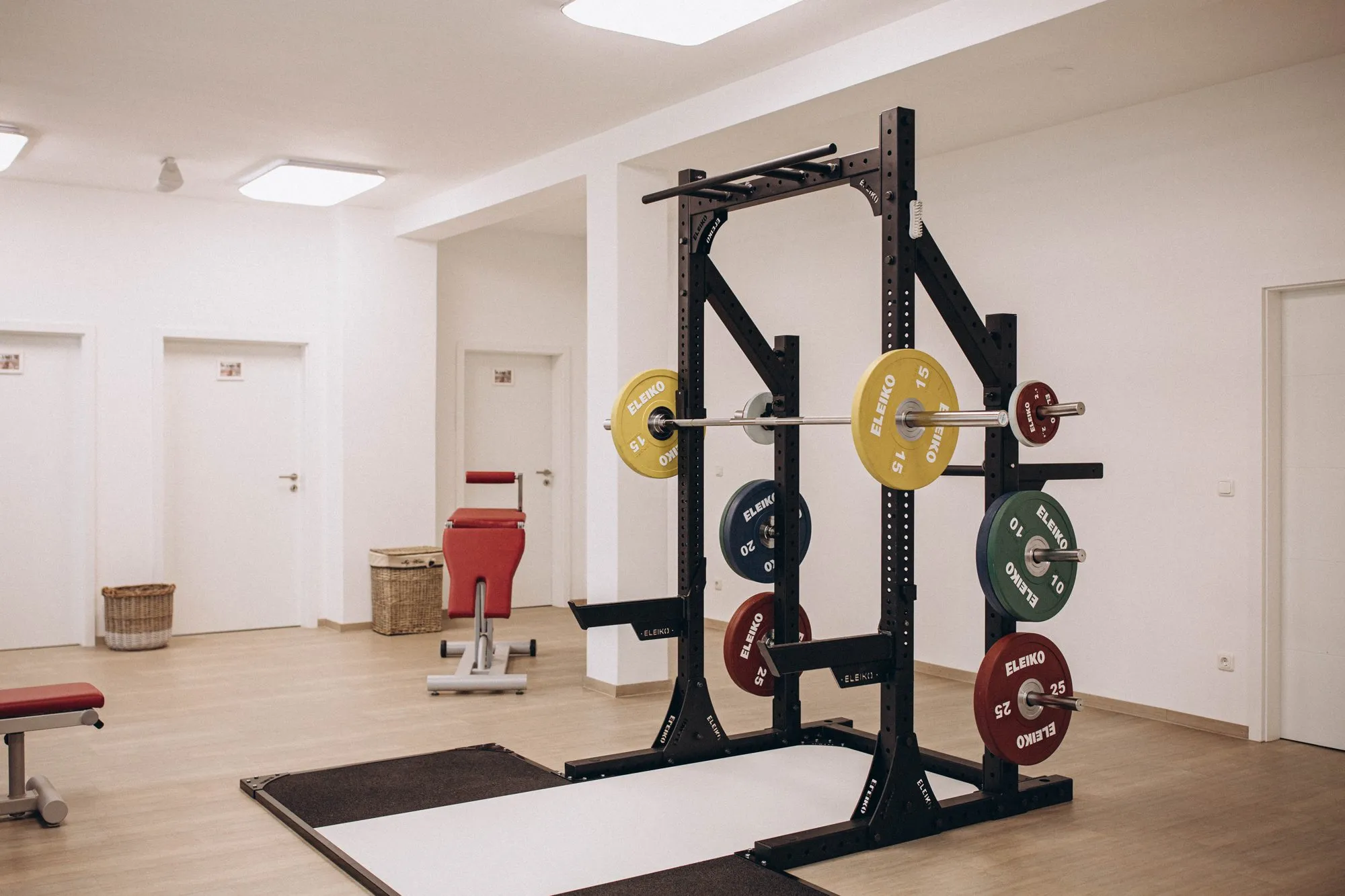 Trainingsraum mit Geräten