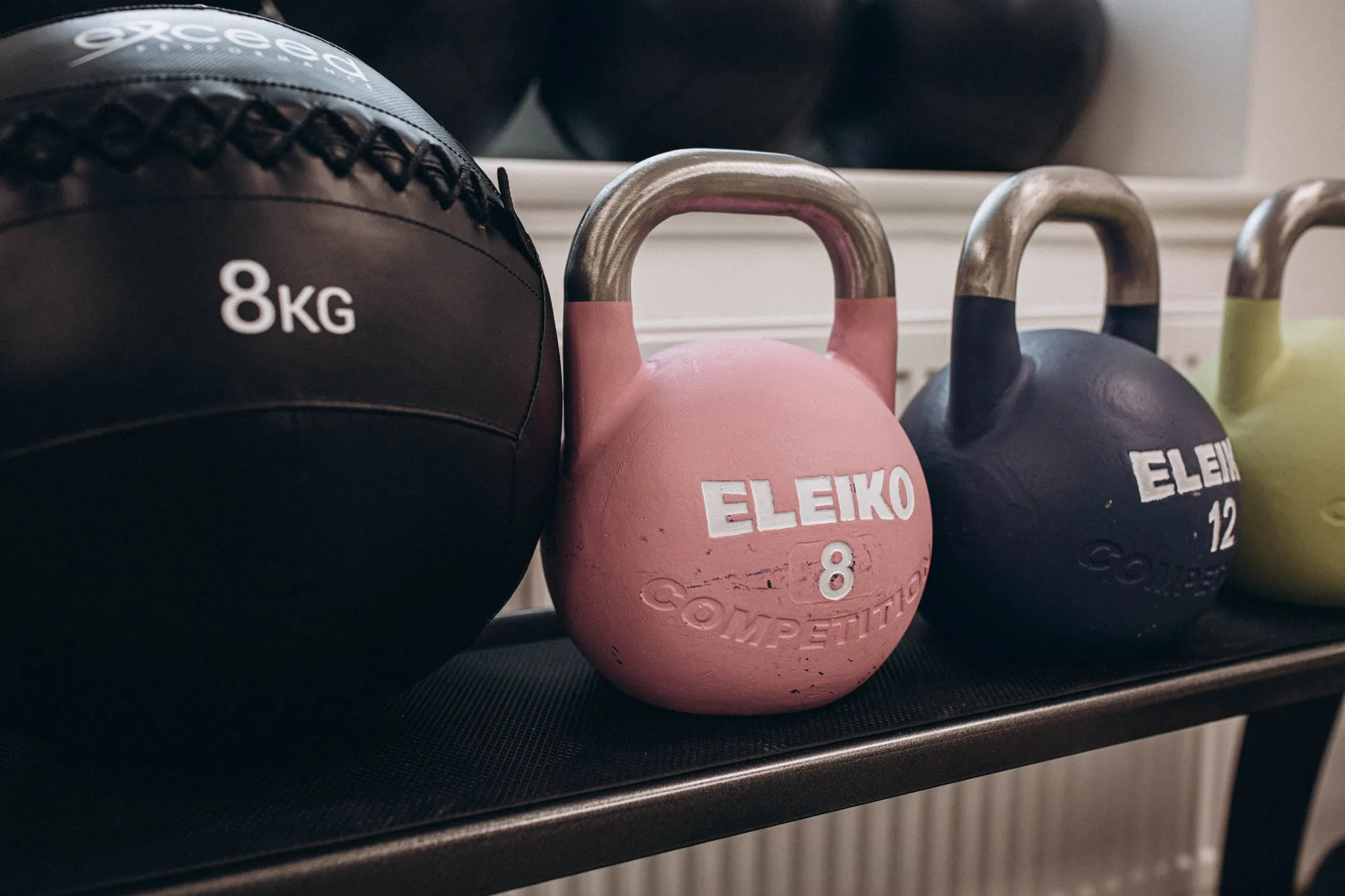 Medizinbälle und Kettlebells